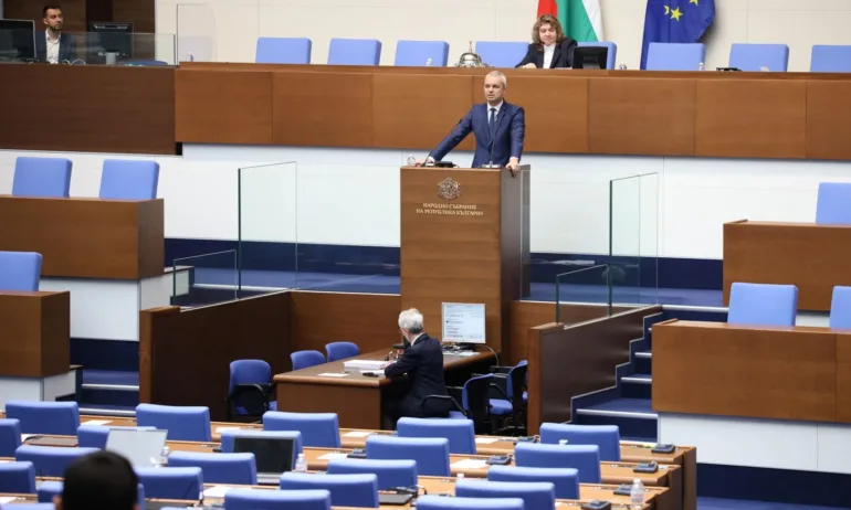 НС блокира Възраждане. Всички, без МЕЧ, напуснаха при речтта на Костадинов - Tribune.bg