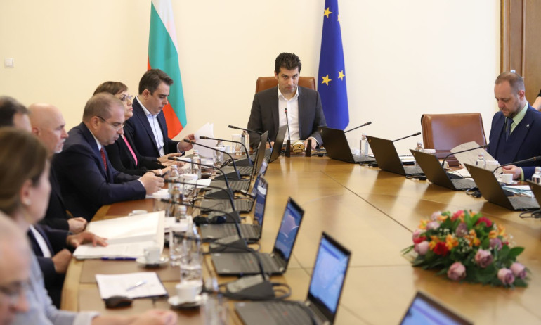 След скандал за бюджета: Министрите на ИТН си тръгнаха демонстративно от заседанието на кабинета - Tribune.bg