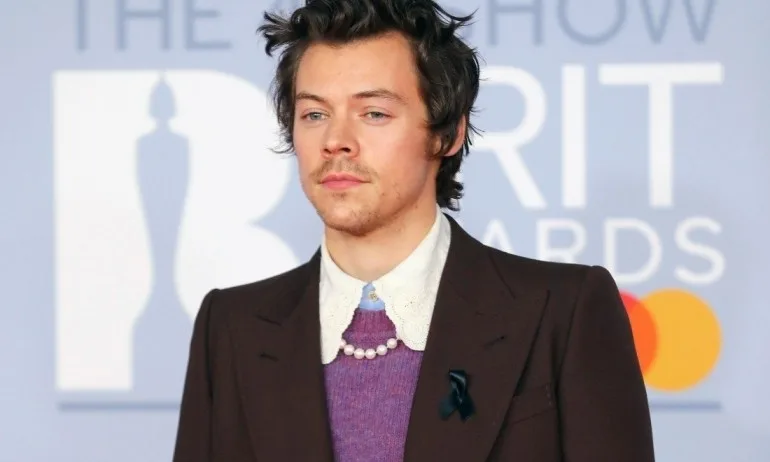 За първи път мъж на корицата на списание Вог, но в рокля! - Tribune.bg