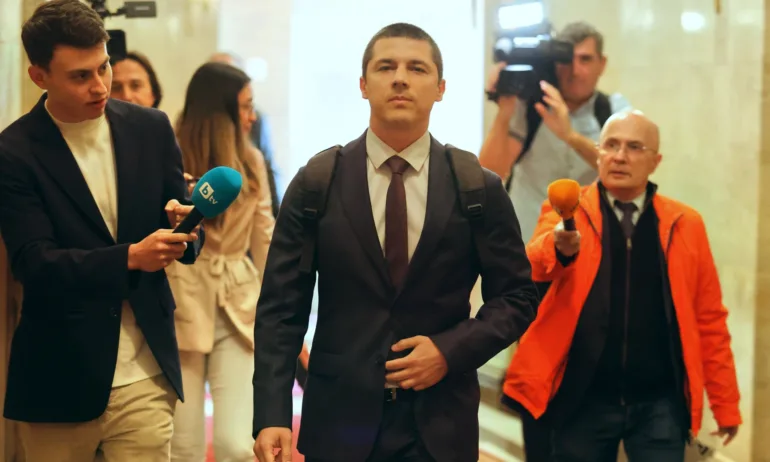 Кирил Петков към кмета на Люлин: Да назначиш Мирослав Иванов за зам.-кмет, за да помогнем на Лена - Tribune.bg