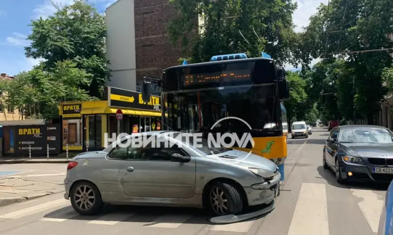 Пътен инцидент в центъра на София. Тролейбус, движещ се по