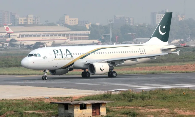 Пътнически самолет с около 100 души на борда се разби в Пакистан - Tribune.bg