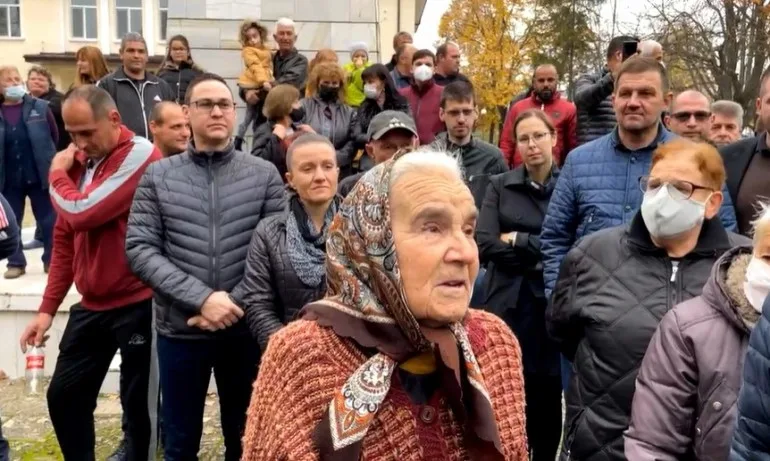 Трима полицаи при 83-годишна от Малко Градище, питали как гласува и колко пари е дала за дърва - Tribune.bg