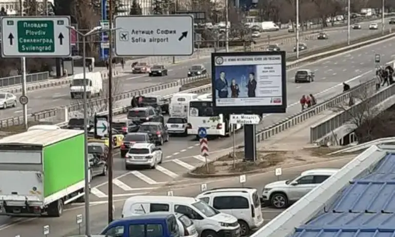 Автобус се удари в две коли на бул. Цариградско шосе, има пострадали - Tribune.bg