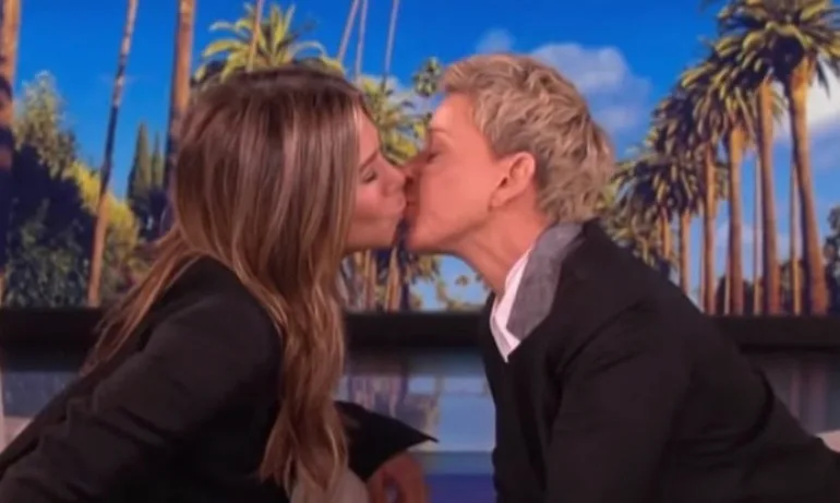 Приятелката Дженифър Анистън и водещата Елън Дедженеръс се целунаха в The Ellen Show (ВИДЕО) - Tribune.bg