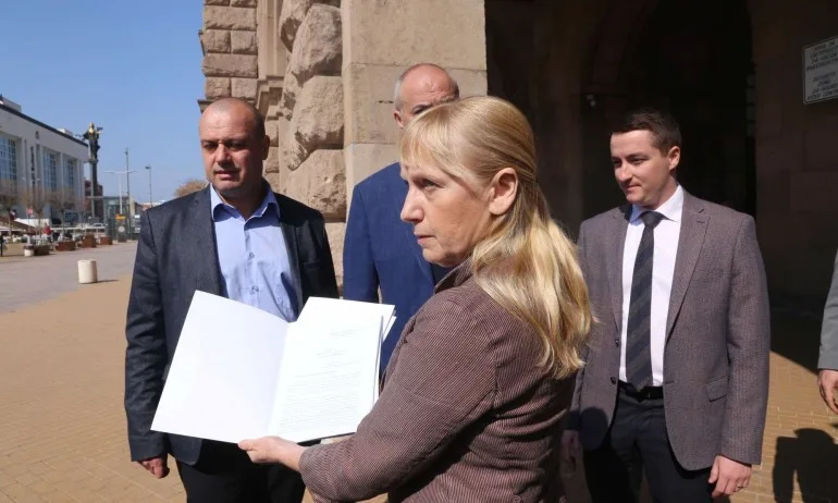 Журналистка пита Йончева как е дала 650 хил. лв. за техника, като и най-скъпата не струва повече от 30 хил. - Tribune.bg