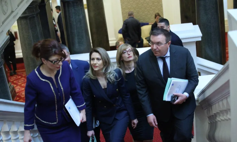 ГЕРБ-СДС продължават консултациите, срещат се с Възраждане - Tribune.bg