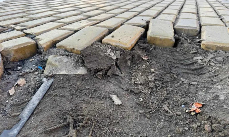 И с ППДБСС на власт: Дупките по жълтите павета пак зейнаха - Tribune.bg