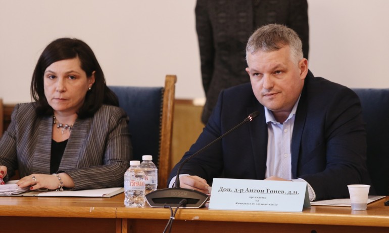 Депутатите в здравна комисия одобриха болнични за родителя при върнато дете от училище - Tribune.bg