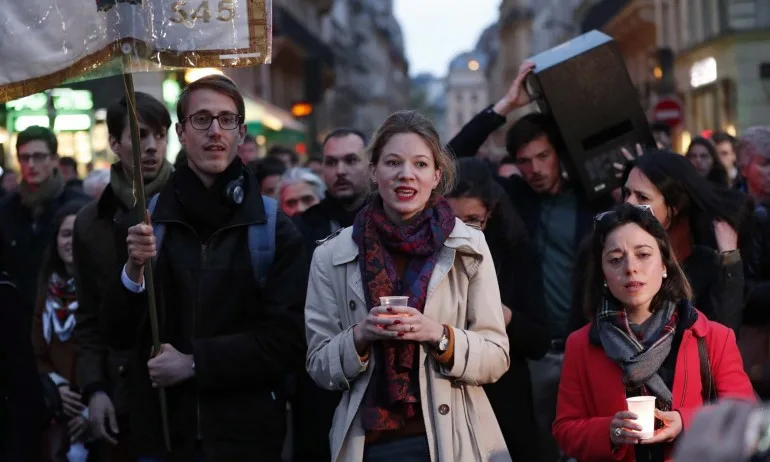 Бдение в Париж след унищожителния пожар в Нотр Дам (ВИДЕО) - Tribune.bg