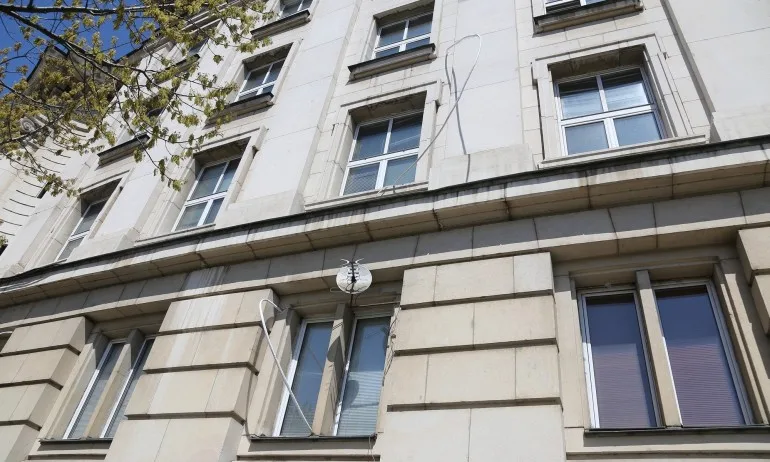 СУ може да бъде глобен с до 30 хил. лв. заради дупки по фасадата - Tribune.bg