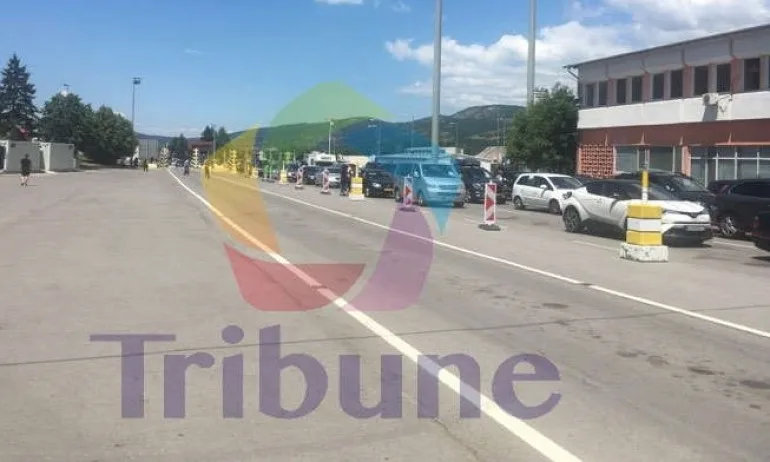 Адски трафик и изнервени шофьори на ГКПП Калотина - Tribune.bg