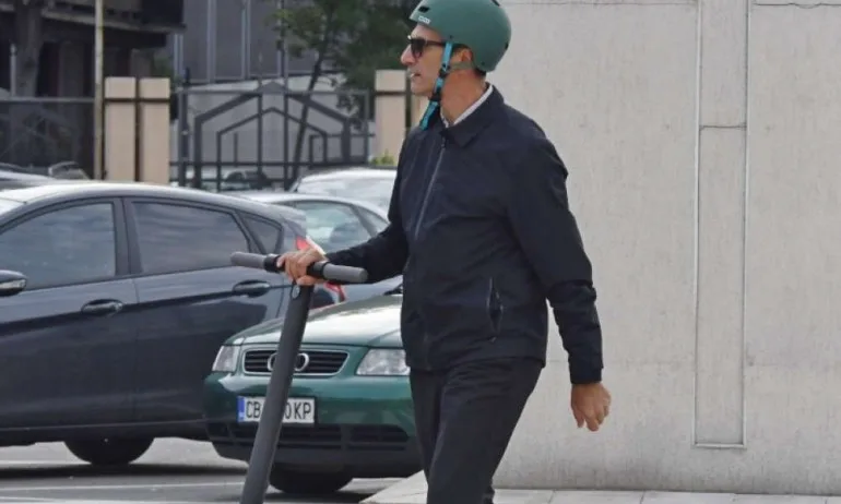 Снимка на деня: Трайков се появи на тротинетка в спецсъда - Tribune.bg