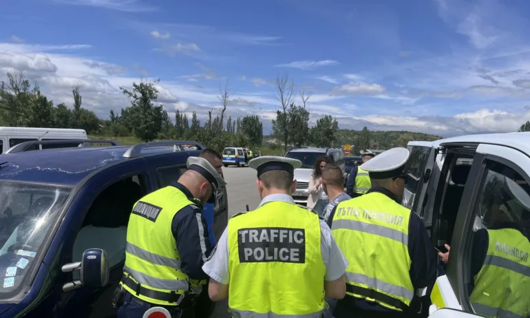 Масово полиция по магистралите, следят за агресивно шофиране и каране в аварийните ленти - Tribune.bg