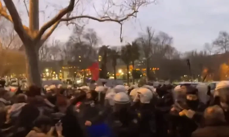 Ожесточени сблъсъци между протестиращи и полиция в Истанбул след ареста на кмета Имамоглу - (ВИДЕО) - Tribune.bg