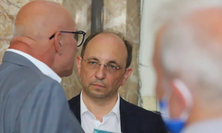 Приоритетите на Трифонов? Закриване на спецсъдилищата, 2 българи и 1 македонец в космоса - Tribune.bg