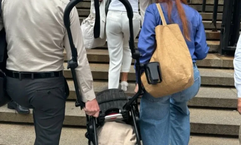 Носенето на бебе в съдебна зала е безвкусица - Tribune.bg