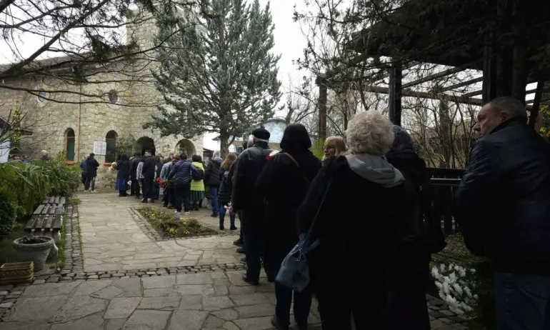 Стотици хора изпратиха отец Боян Саръев в последния му път (СНИМКИ) - Tribune.bg