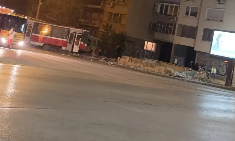 Траймвай дерайлира, разби подлез и помете няколко коли в София - Tribune.bg