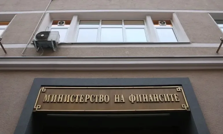 Министър Велкова в доклад: Парите на държавата свършват, под въпрос са основни разходи - Tribune.bg