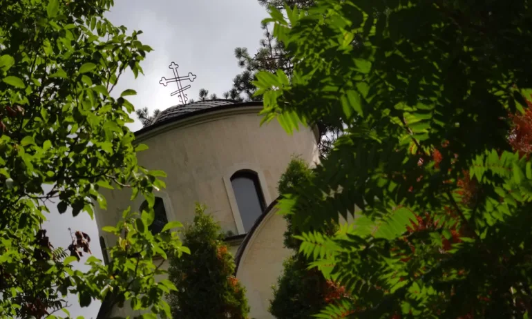 Жители на Долни Богров се разбунтуваха срещу нежелан свещеник - Tribune.bg