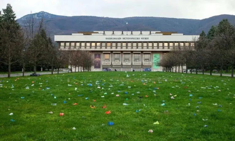 Артист твърди, че чистачките на НИМ са изхвърлили арт инсталацията му - Tribune.bg