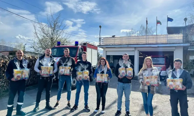 Младежи от ГЕРБ и БСП дариха празнични пакети за Великден (СНИМКИ) - Tribune.bg