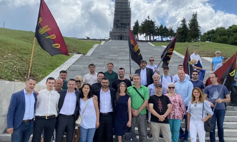 БЪЛГАРСКИТЕ ПАТРИОТИ закриха кампанията на свещения връх Шипка - Tribune.bg