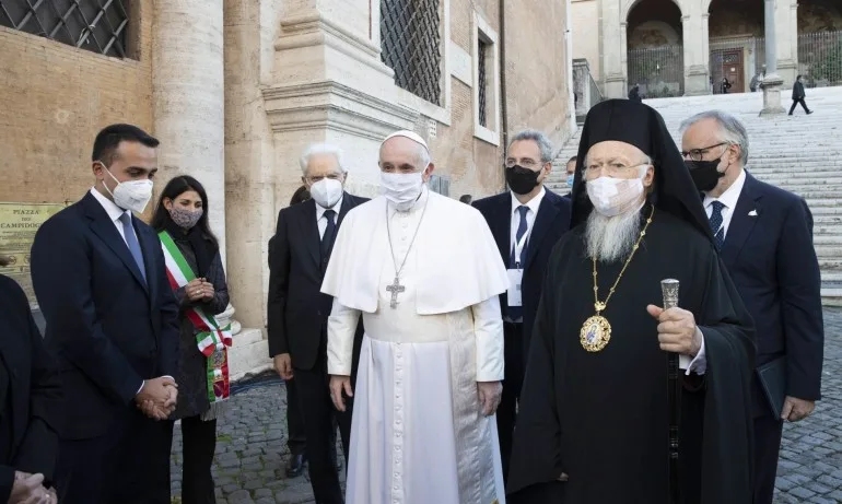 Папата за първи път се появи с маска на служба - Tribune.bg