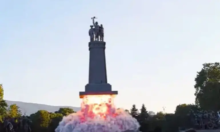 Направиха видео на излитането на Паметника на съветската армия - Tribune.bg