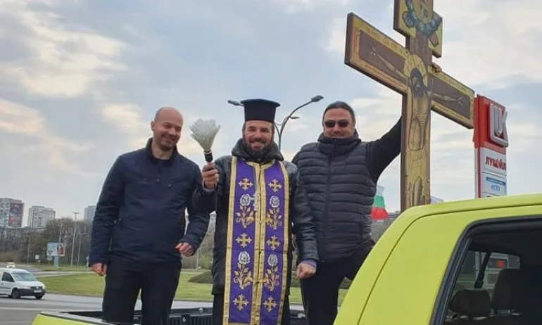 С нужната дистанция: Поп на пикап поръси Бургас със светена вода (ВИДЕО) - Tribune.bg