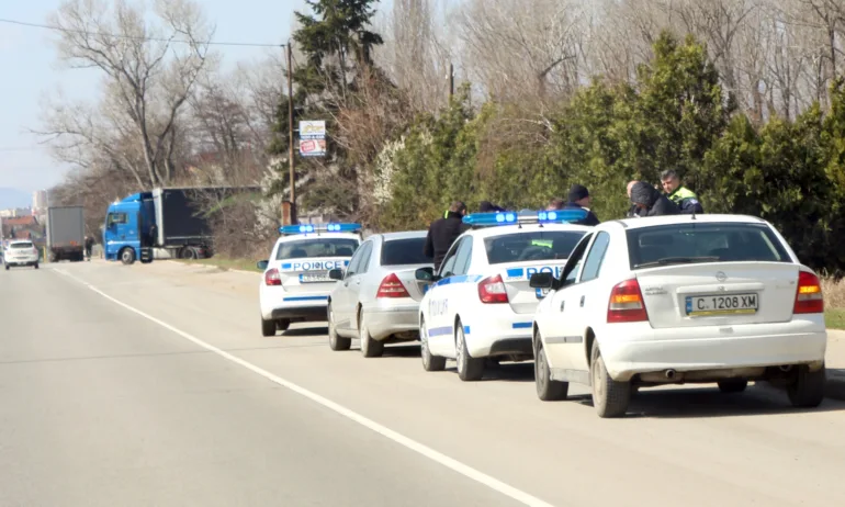 Задържаха близо 30 нелегални мигранти до софийското село Мирково - Tribune.bg