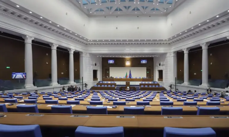 Депутатите гледат промените в Конституцията на второ четене - Tribune.bg