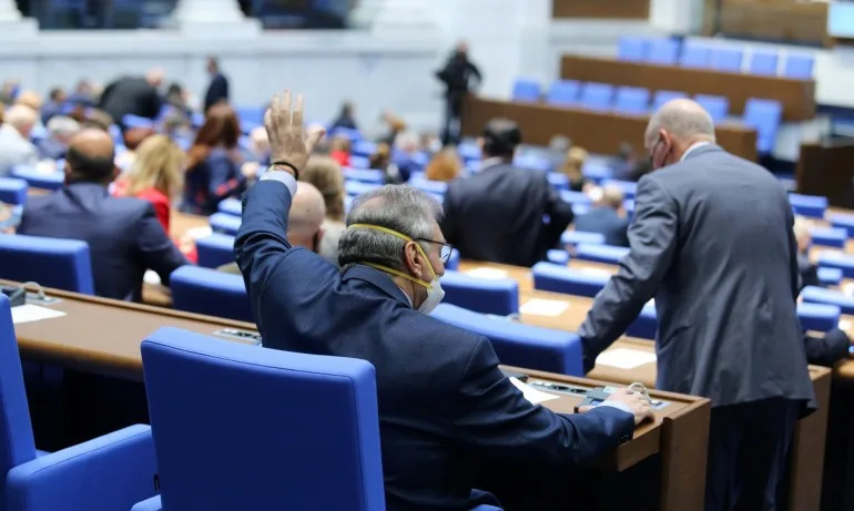 Парламентът отпусна държавни парични награди на осем български творци - Tribune.bg