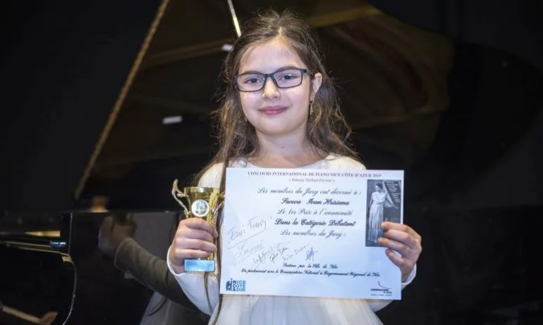 БЪЛГАРСКА ГОРДОСТ: 8-годишната Хрисиана от Пловдив ще свири на червения роял на Елтън Джон - Tribune.bg