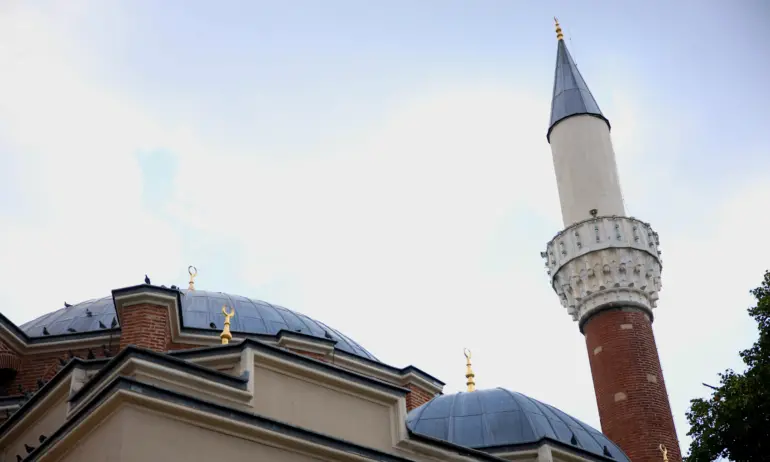 Имам е наръган в джамия в Истанбул - Tribune.bg