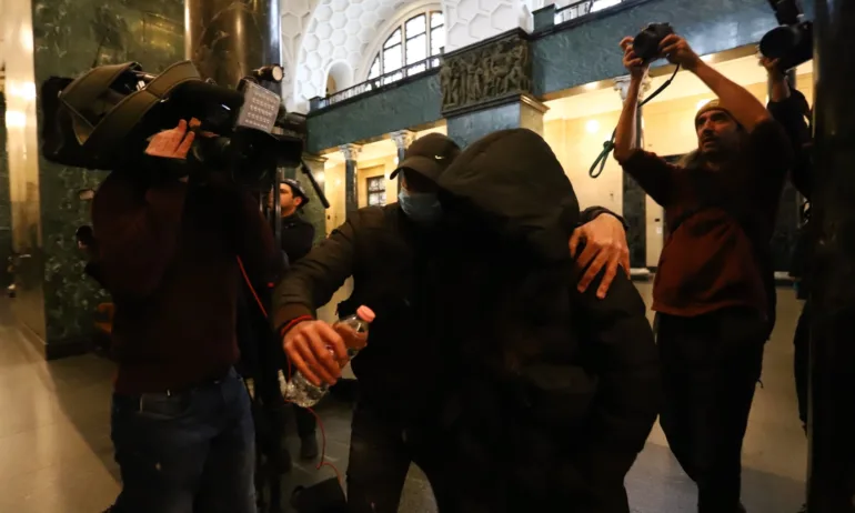 Симона Радева носила стълба на Георги Семерджиев, след като си забравила ключа в автомивката - Tribune.bg