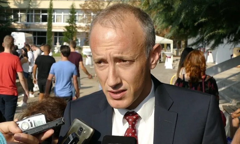 Образователният министър напомни на директорите да не събират пари от родителите - Tribune.bg