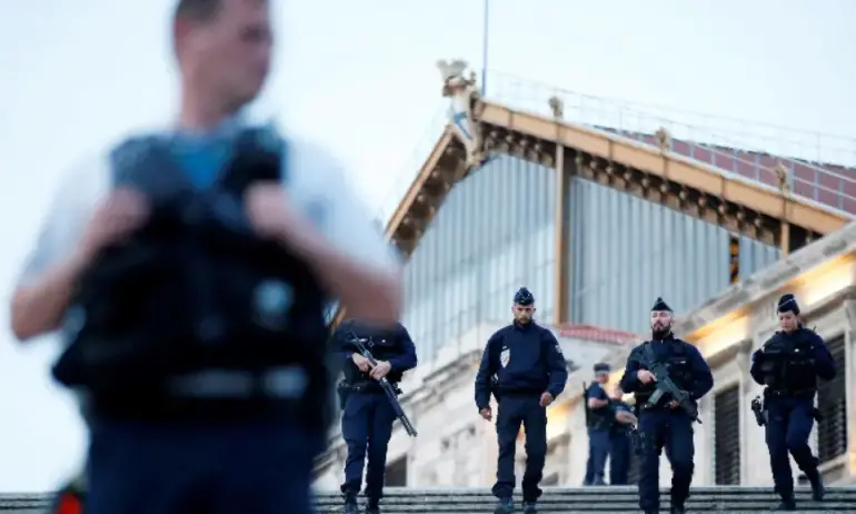 Трима души, сред които българин, са задържани за поставяне на ковчези пред Айфеловата кула 