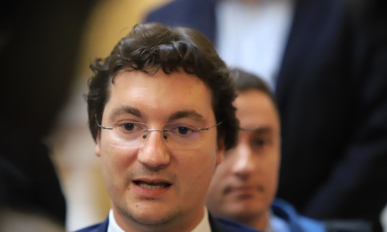 Крум Зарков с гаф – не разпозна текст от собствената си пиеса Началникът - Tribune.bg