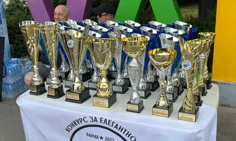 Елегантни ретро автомобили на конкурс във Варна (СНИМКИ) - Tribune.bg