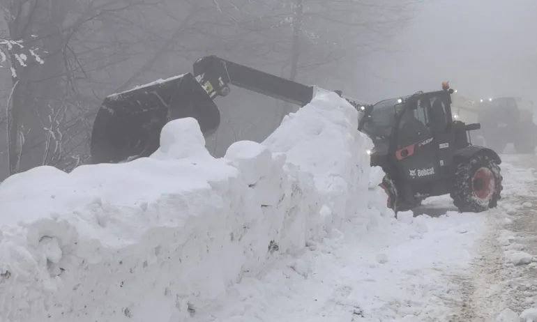 Машини и хора се борят с двуметрови преспи сняг в подножието на Шипка - Tribune.bg