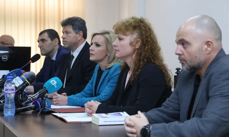 При разследването за боклука: Откриха снимка с убити, излезе и името на Божков - Tribune.bg