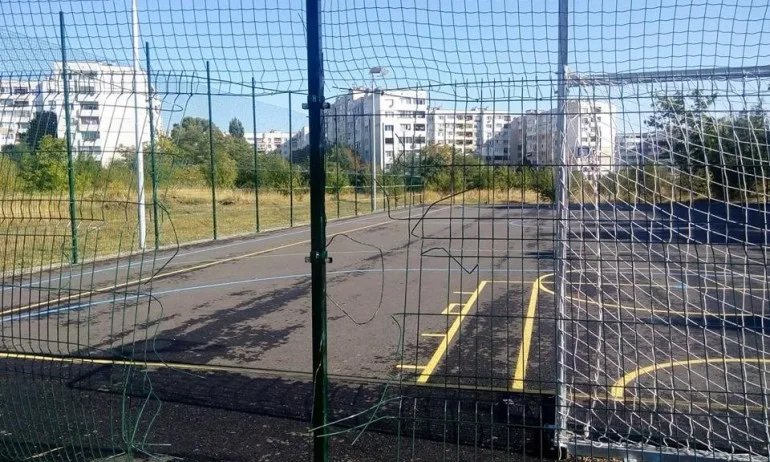 Вандализъм: Потрошиха спортно игрище на 3 месеца в Дружба 2 - Tribune.bg