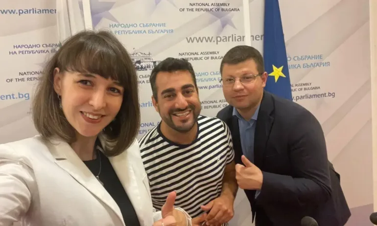 Атанас Михнев си направи селфи в НС, ПП го пуснаха като прессъобщение - Tribune.bg