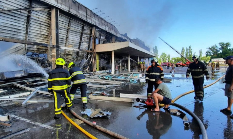 Жертви и ранени при руски ракетен удар по търговски център в Кременчук (ВИДЕА) - Tribune.bg