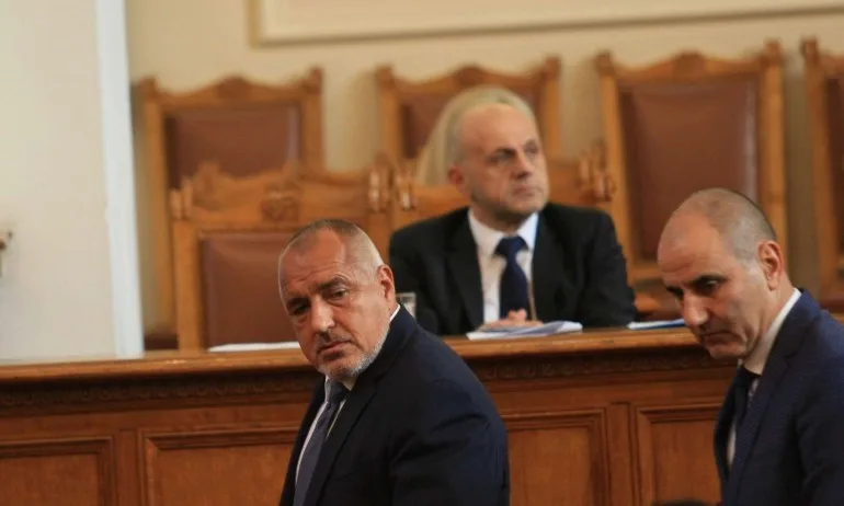 Цветанов е приел всички условия на Борисов, каца в София с оставка в джоба - Tribune.bg