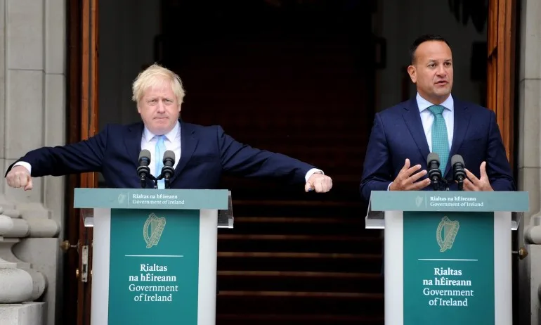 Пастор даде светена вода на ирландския премиер, за да се предпази от Борис Джонсън - Tribune.bg