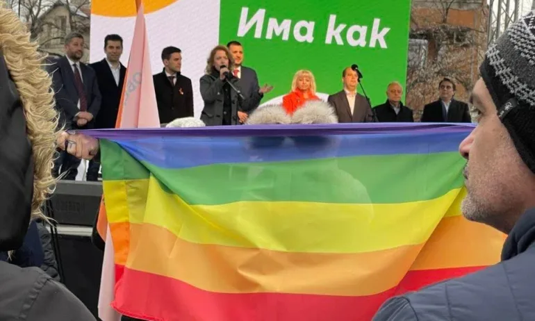 Застъпник на ЛГБТИ правата: Прегърнете момичето от снимката - Tribune.bg