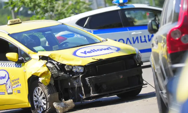 Такси удари четири коли в локалното на бул Цариградско шосе - Tribune.bg